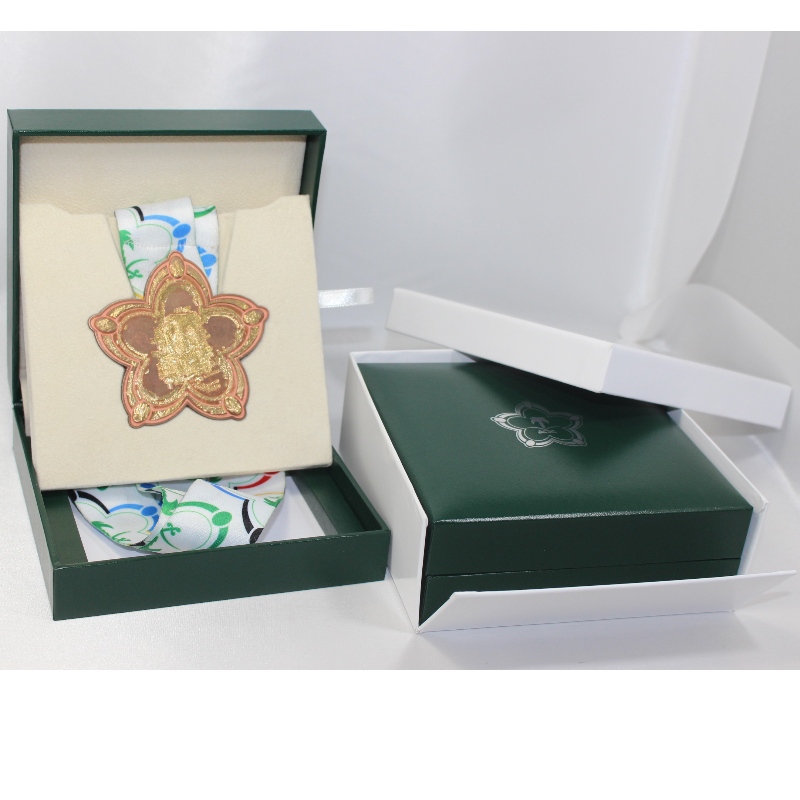 Element V-22 kwadratowe pudełko ze sztucznej skóry na monety 90 * 90 mm, znaczek, medal itp. Mm. 128 * 128 * 50, waga około 191 g