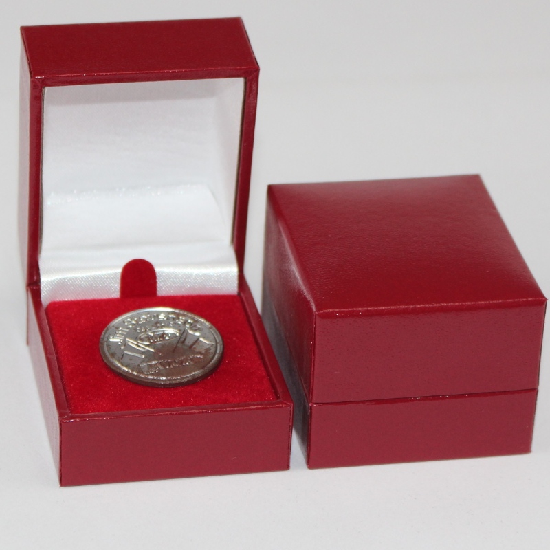 Element V-07 kwadratowa skrzynka z tworzywa sztucznego pokryta papierem Leatherette dla średnicy 25-30 mm monety, odznaki, pierścienia itp. mm.46*53*38, wagi około 40g