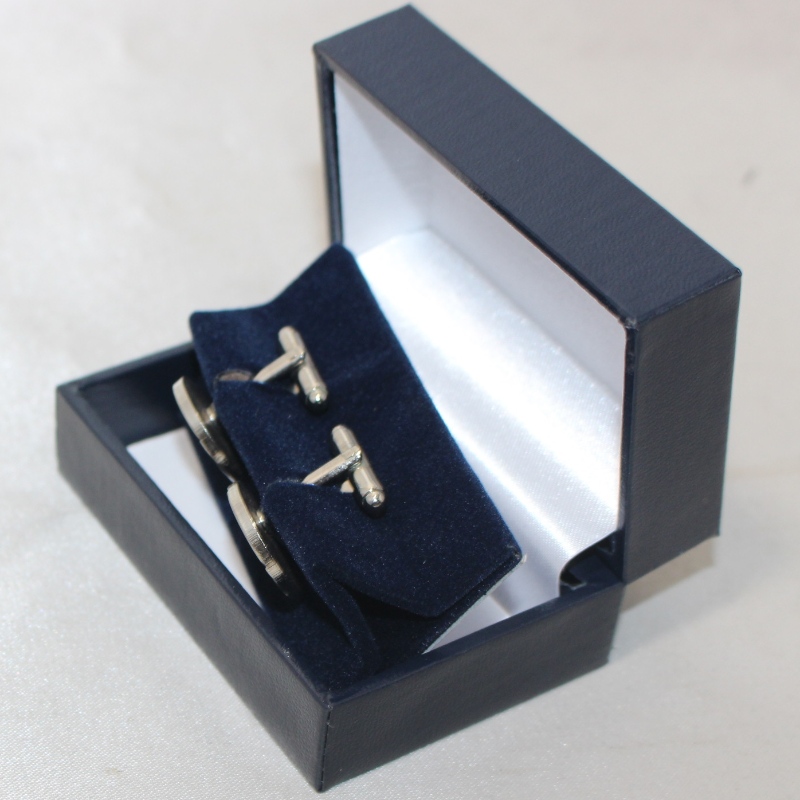 Pozycja Plastikowe pudełko prostokątne VK-1 pokryte papierem ze sztucznej skóry na spinkę do krawata 58 * 20 mm, breloczek, spinki do mankietów, odznakę itp. Mm. 75 * 50 * 38, waga około 56g