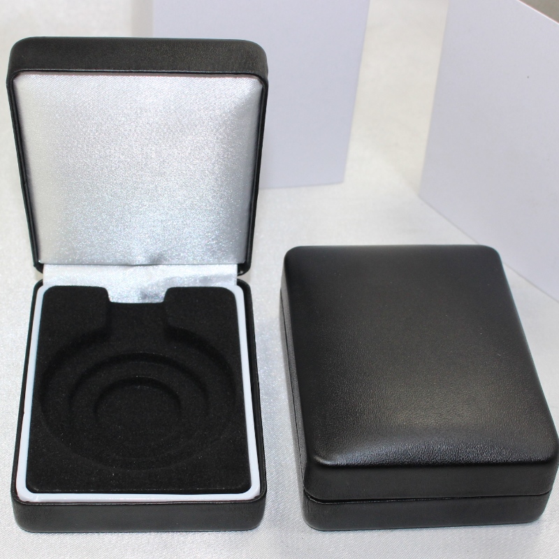 Pozycja Pudełko na medal T-03 pokryte flanelą lub skórą PU na monety 35-50mm, znaczek ＆ mały medal itp. Mm. 70 * 91 * 35mm, waga ok. 92g