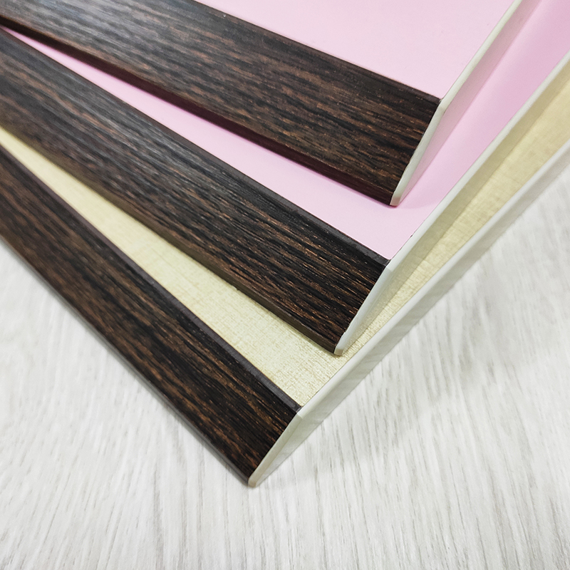 Maszyna do skrawania krawędzi. Linia kleju jest oczywista.