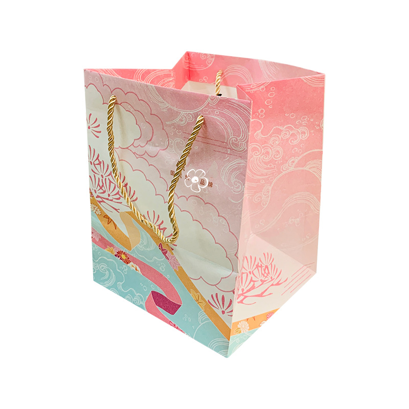Różowe torby z prezentami ze złotymi rękoma torby z papierowymi torbami.