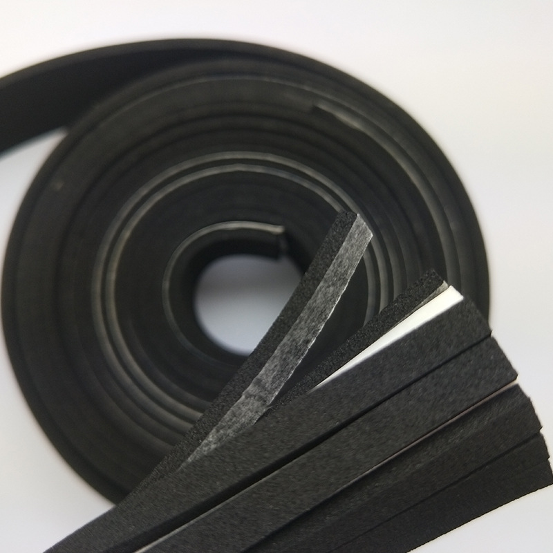 Fabryka dostarcza czarną piankę EPDM, trudnopalną piankę klejącą, piankę amortyzującą i uszczelniającą można wycinać