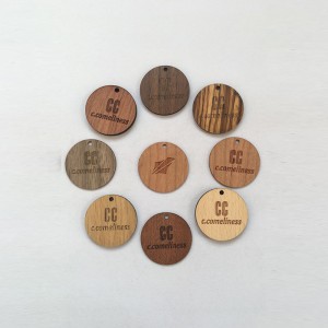 Drewniana karta o kształcie specjalnej