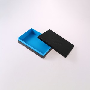 Czarne pudełko z logo