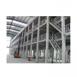 Stalowa platforma i schody