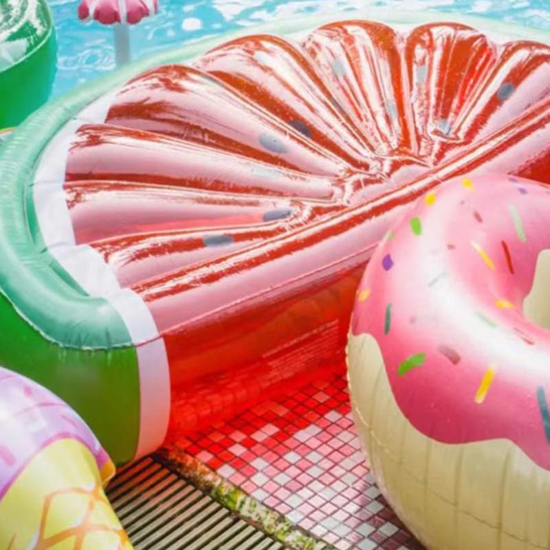 Jak wyczyścić pływaki basenowe bez szturchania otworów?