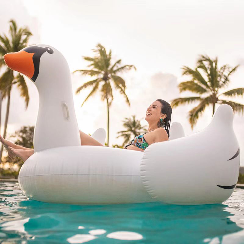 Jak wyczyścić pływaki basenowe, aby trwały przez całe lato?