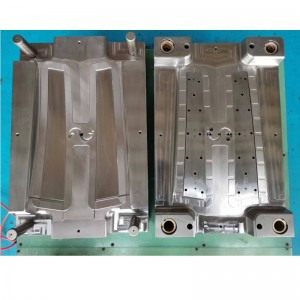 Trzy zestawy form wtryskowych