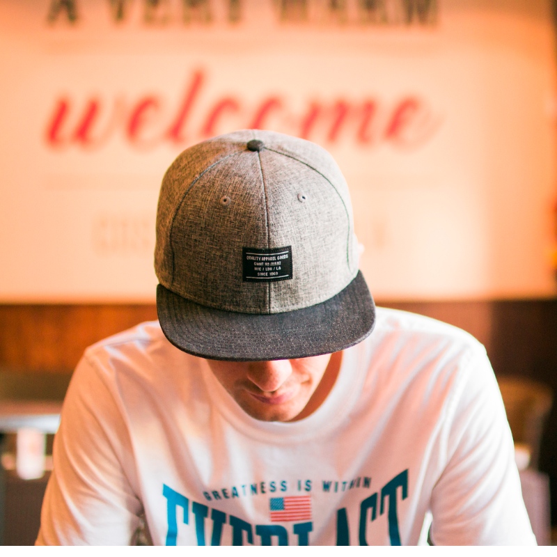 Jaka jest różnica między snapbackami a kapeluszami ciężarówkowymi?