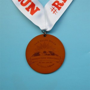 Surowe drewniane drewniane rzeźbienie z jedwabną wstążką ładne medale