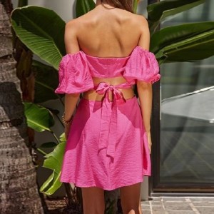 Wycinana sukienka z sankiemna jednym ramię