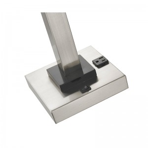 Lampka stołowa pojedynczego stołowego w pokoju gościnnym