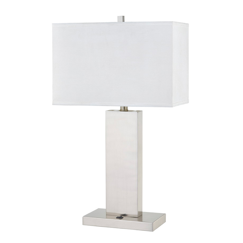 Lampa stołowa w gościnnym apartamencie w pokoju gościnnym