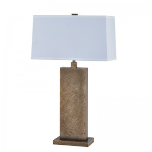 Dekoracyjna antyczna żelazna lampa stołowa przy wejściu do przestrzeni publicznej