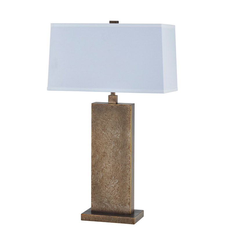 Dekoracyjna antyczna żelazna lampa stołowa przy wejściu do przestrzeni publicznej