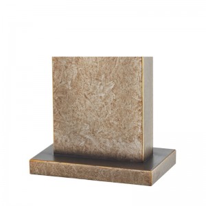 Dekoracyjna antyczna żelazna lampa stołowa przy wejściu do przestrzeni publicznej