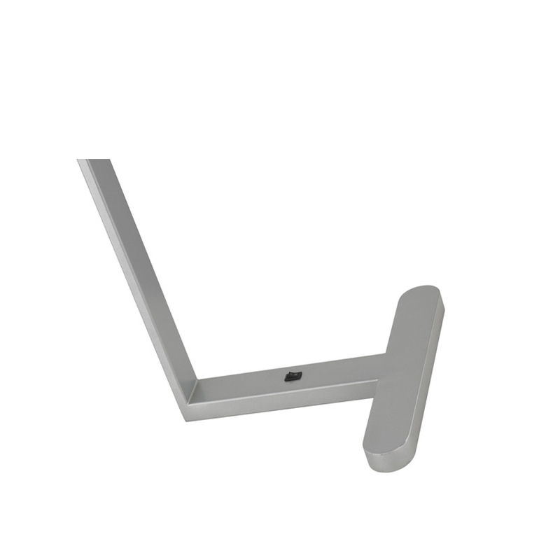 Prosta metalowa lampa stołowa stołowa z mini -rockerowym przełącznikiem w pokoju gościnnym