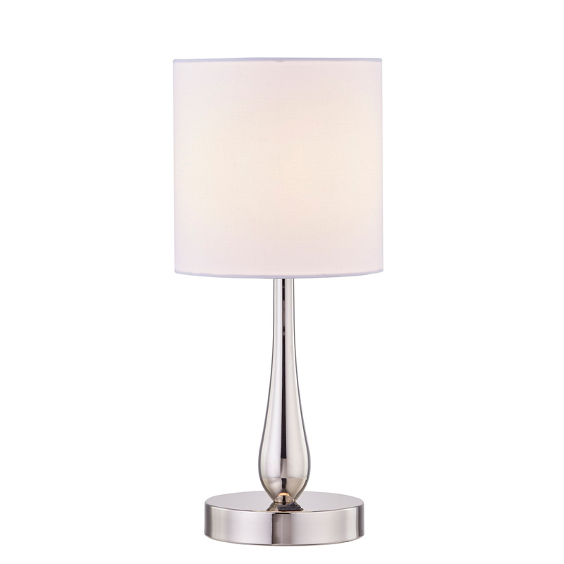 Lampa stołowa w stylu z wypolerowanym wykończeniemniklu i przełącznik rockera ON/OFF w linii w pokoju gościnnym