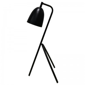 Lampa biurka z trzemanogami z czarnym wykończeniem i przełącznik rockera ON/OFF w linii w pokoju gościnnym
