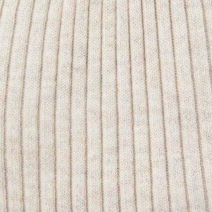 Kobiety z dzianinowym swetrem z długim rękawem i guzikami