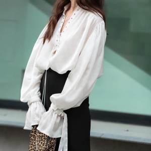 Francuska biała koszula z długim rękawem 2023 Nowy rozkloszowany rękaw cienki temperament w stylu dekolt design sens wiązana koszula