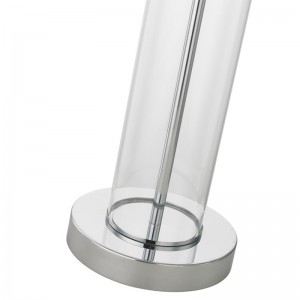 Przezroczysta szklana lampa stołowa z polerowanym chromowanym wykończeniem w hotelu gościnnym