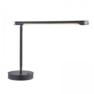 Regulowana lampa biurka LED z matowym czarnym wykończeniem i przełącznikiem rockowym ON/off w hotelowym pokoju gościnnym
