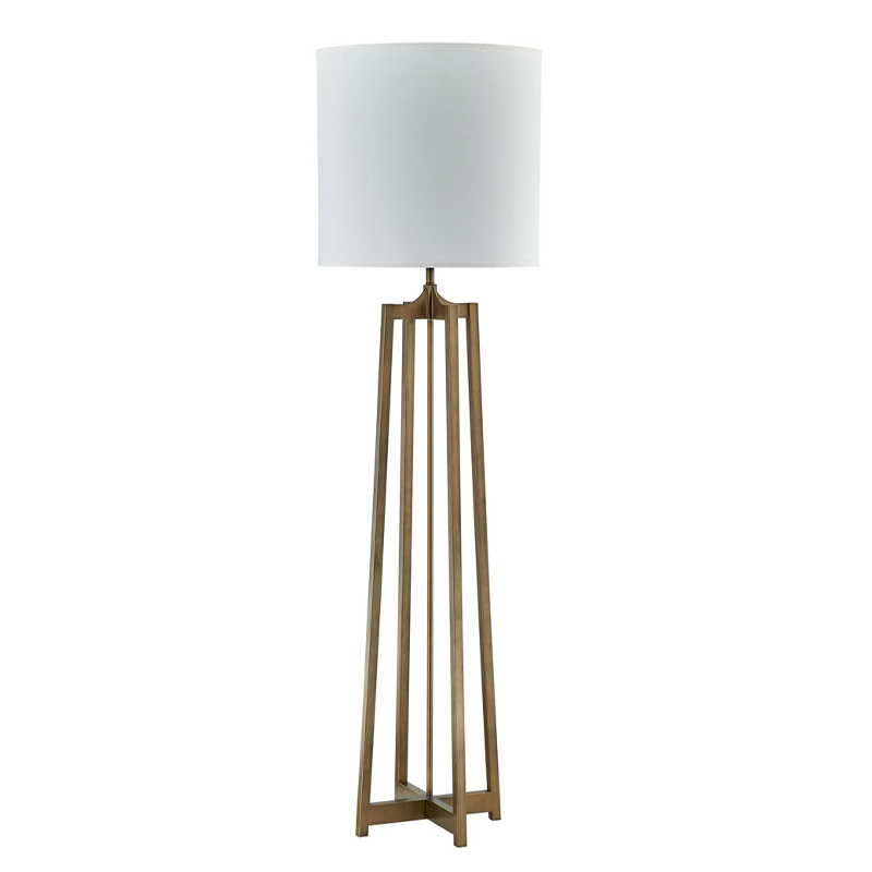 Hotelowa sofa hotelowa obok lampy podłogowej z antycznym złotym wykończeniem w pokoju gościnnym