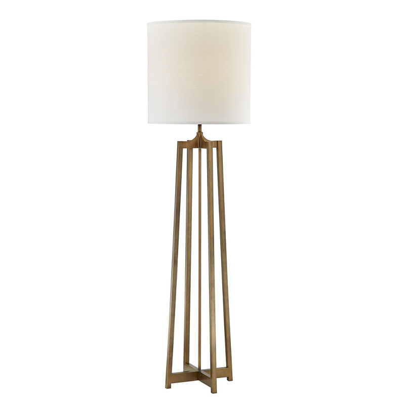 Hotelowa sofa hotelowa obok lampy podłogowej z antycznym złotym wykończeniem w pokoju gościnnym