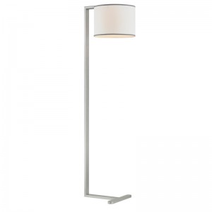 Hotelowa sofa Hiltom obok lampy podłogowej ze srebrnym wykończeniem w pokoju gościnnym