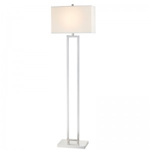 Hotelowa sofa Marriott obok lampy podłogowej z szczotkowanym wykończeniemniklu w gościach