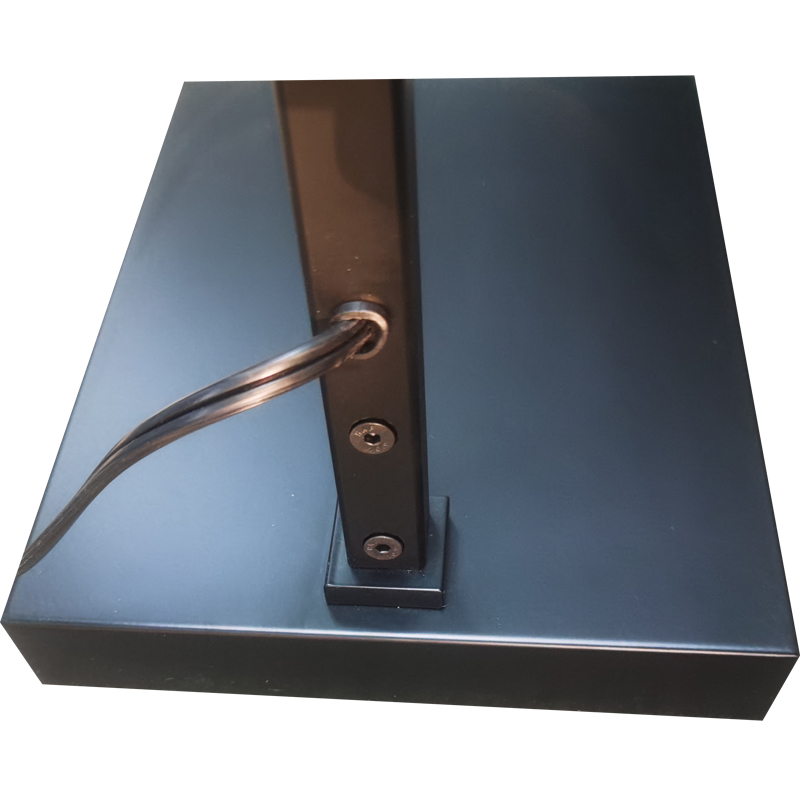 Waterwalk Hotel Floor Lampa z matowym czarnym wykończeniem w sofie obok w pokoju gościnnym