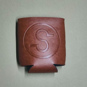 Debossed Logo Neopren Brown PU skóra CAN LOUGER 330 ML PU Piwo Stubby Holder Coozies Koozies