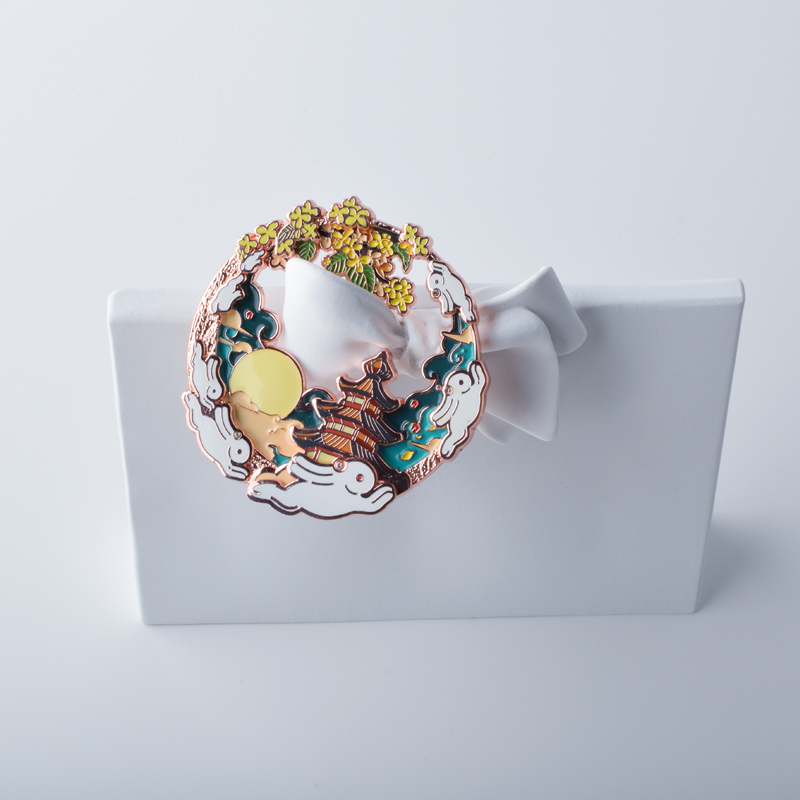 Dostosowana lakierowana szklana odznaka, bezpłatna opłata za próbkę, odpowiednia do kolekcji, złotą odznakę metalową, szpilkę, poszycie