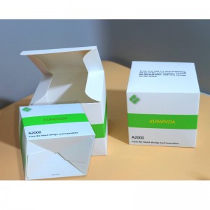 Pudełko z ładowarką i kablem ładującym