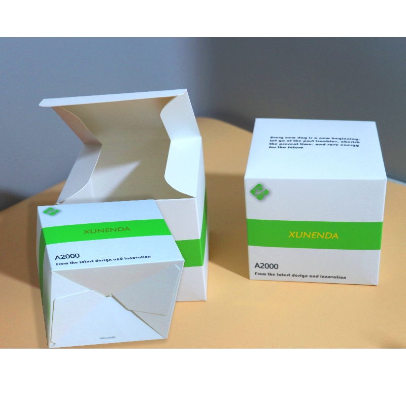 Pudełko z ładowarką i kablem ładującym