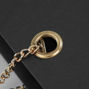 Czarna papierowa torba Luxe z uchwytemna łańcuszek