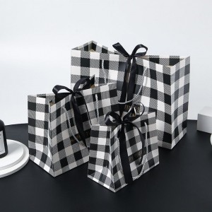Elegancka torbana prezenty z kraftu w kratkę