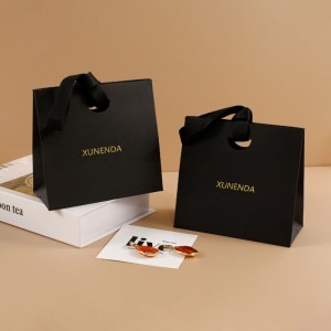 Elegancka torba z papieru pakowego ze wstążką