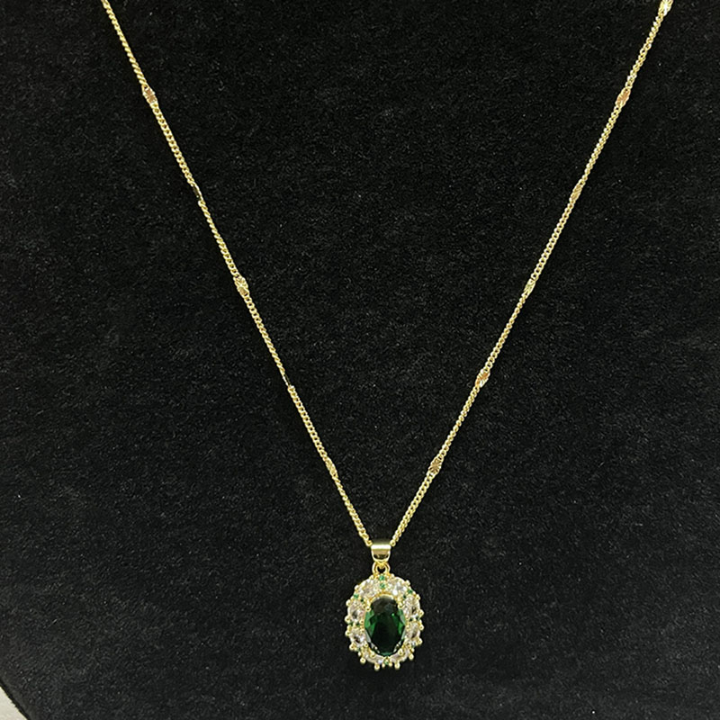 Regal Emerald Elegance Gold-Platowany zielonynaszyjnik z kamieni szlachetnych z błyszczącymi akcentami