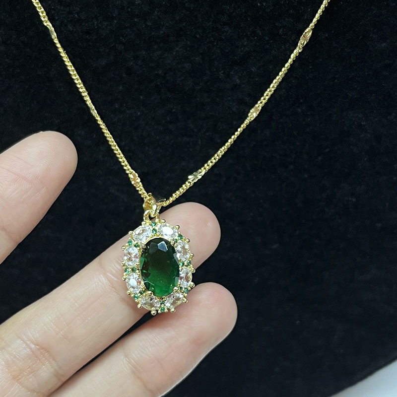 Regal Emerald Elegance Gold-Platowany zielonynaszyjnik z kamieni szlachetnych z błyszczącymi akcentami