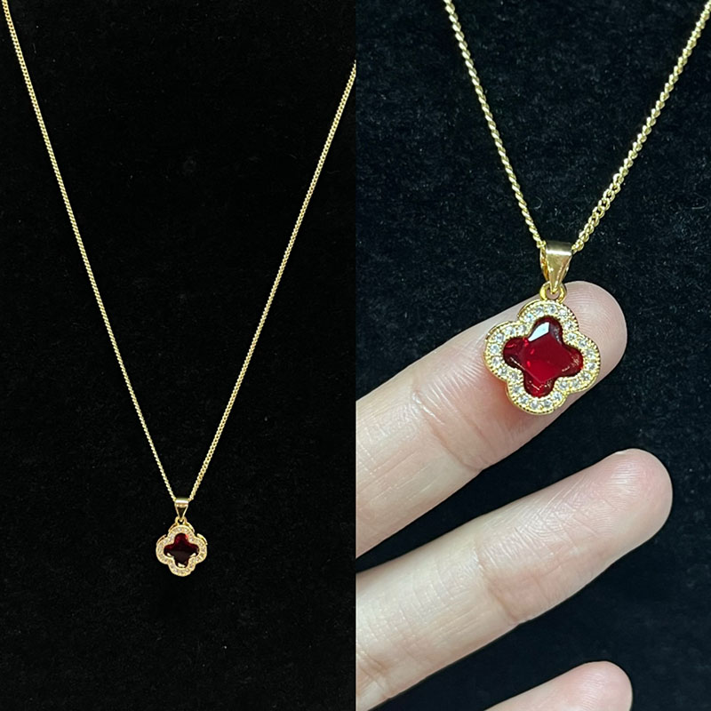 Radiant Ruby Blossom Gold-Naszyjnik z kwiatem z błyszczącymi przezroczystymi akcentami