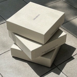 Klasyczne eleganckie pudełkona prezent