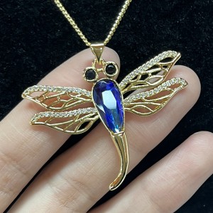 18K Gold-Naszyjnik wiszący Dragonfly zniebieskim fasetowym kryształowym ciałem, czarnym szlachetnym oczami i Filigree Wing Detale dla eleganckiejnatury-Inspirowana biżuteria