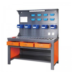 Zakład warsztatowy z paskiem oświetleniowym i tablicą