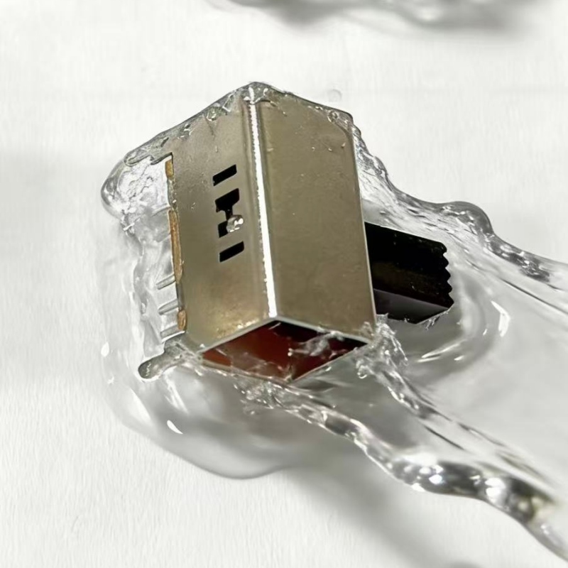 IP67 vs IP68: Co\\Jaka jest prawdziwa różnica w stopniach ochrony wodoodporności przełącznika?